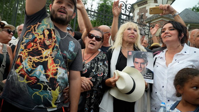 Obsèques d’Alain Delon à Douchy : « J’ai fait 400 km pour lui déposer des fleurs »