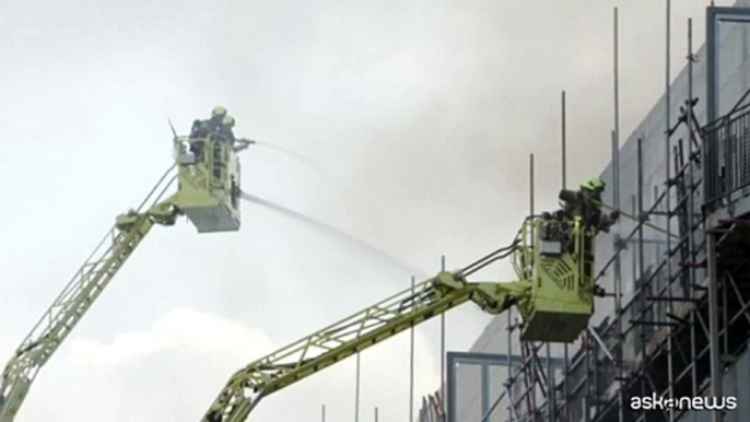 Vasto incendio a Londra, 200 vigili del fuoco per spegnere il rogo