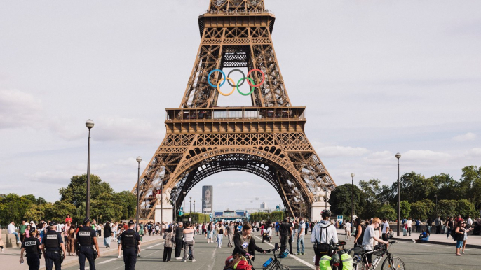 Les anneaux olympiques vont rester sur la tour Eiffel après les Jeux