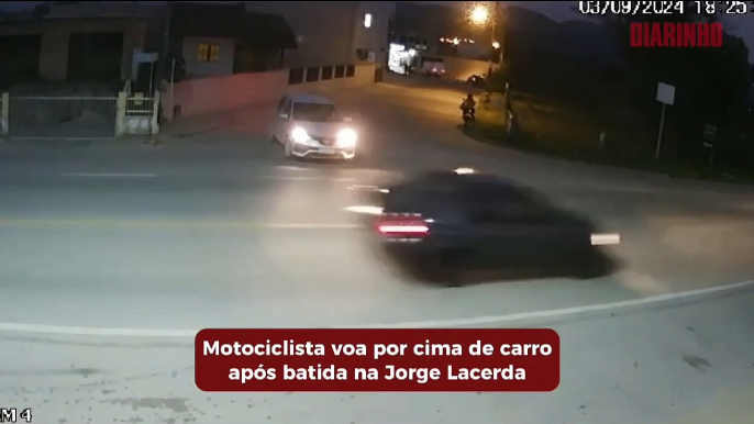 Motociclista “voa” por cima de carro em batida na Jorge Lacerda