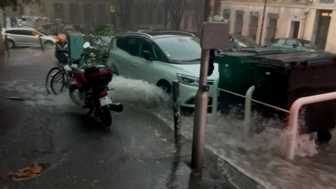 Les rues de Marseille inondées par de fortes pluies