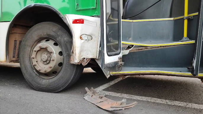 Celta fica destruído ao colidir com ônibus do transporte coletivo em acidente com vítimas