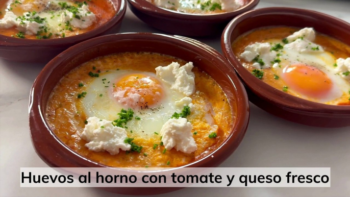 Huevos al horno con tomate y queso fresco