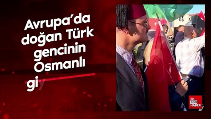 Avrupa'da doğan Türk gencinin Osmanlı giyim tarzı