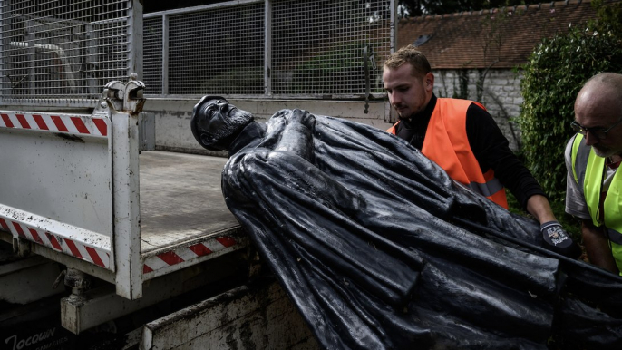 Une statue de l'abbé Pierre déboulonnée dans un village fief d'Emmaüs