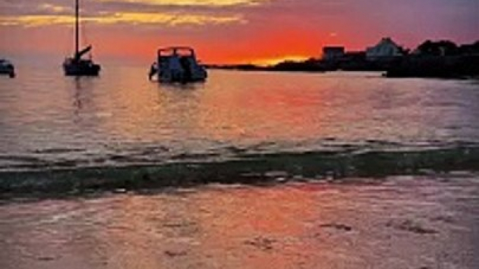 Un instant magique à Batz-sur-Mer ✨ Quand le son du piano résonne entre les vagues et les ruelles charmantes de cette petite ville bretonne ️. Située sur la côte sauvage, Batz-sur-Mer offre des paysages à couper le souffle entre falaises, plages et ma