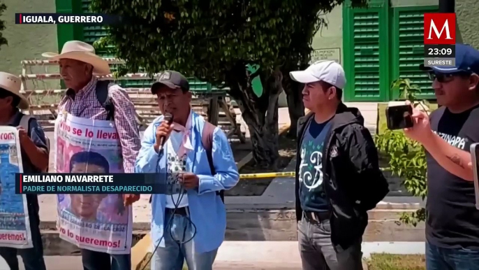 Normalistas vandalizan la 35 zona militar en Iguala tras mitin por los 43 desaparecidos