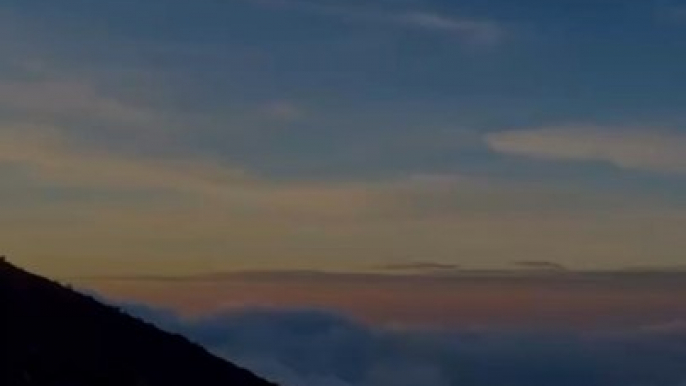 L’ASCENSION du Volcan Kelimutu en Indonésie