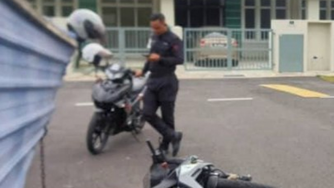 Robbery suspects ram into police motorcycles in Telok Panglima Garang