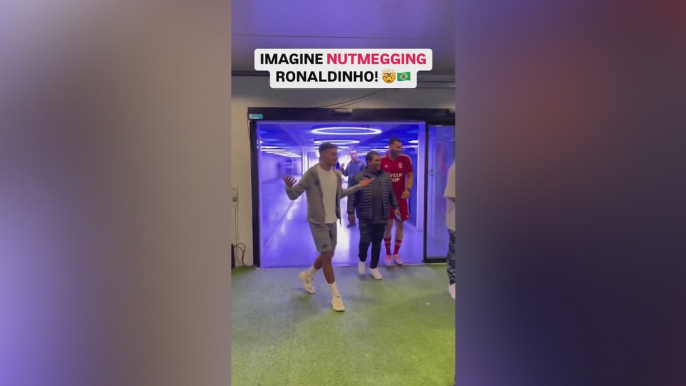 Ronaldinho se queda alucinado tras el caño de un aficionado: su reacción es para verla