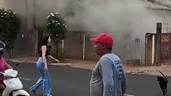 GCMs resgatam casal de idosos durante incêndio em Araçatuba