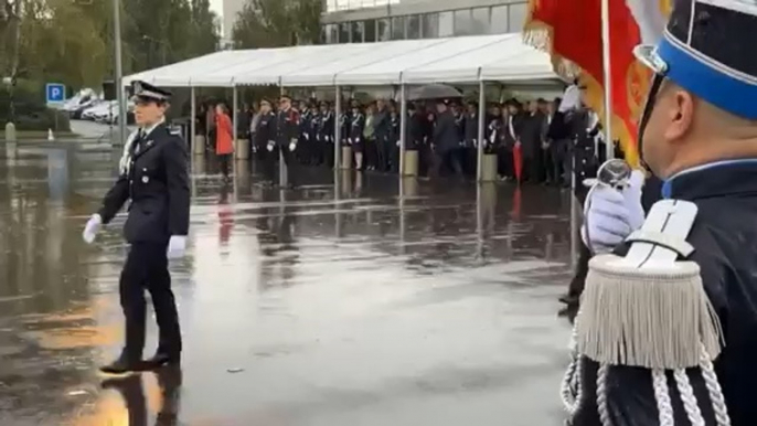 Bruno #Retailleau, #Ministre de l’Intérieur, fait la #revue des #troupes sous une #pluie diluvienne au siège de la #CRS Ile-de-France, pour l’adieu aux #drapeaux de Frederic #Veaux, #Directeur général de la #Police Nationale.