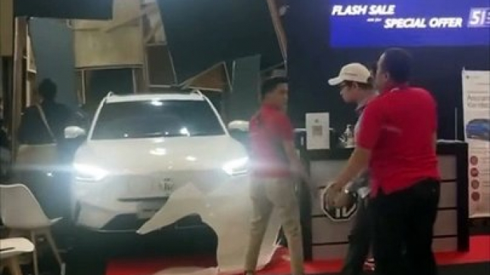 Viral Pengunjung GIIAS Di Bandung Tidak Sengaja Injak Gas Mobil Seharga 413 Juta Menabrak Booth, Pameran Otomotif