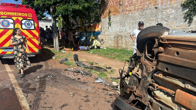 Após colisão entre carros, um deles capota e quatro pessoas ficam feridas