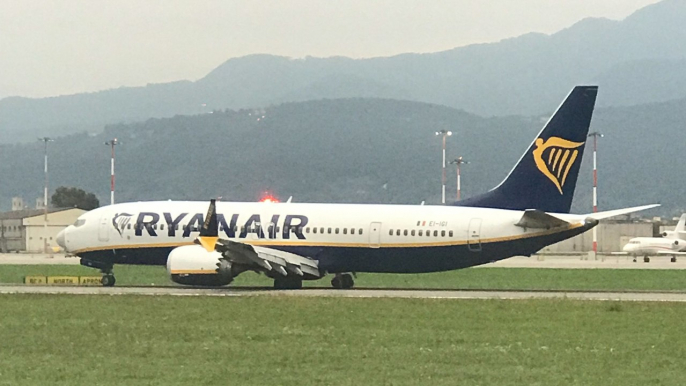 All tyres on Ryanair plane burst after "bad landing" leaving passengers stranded