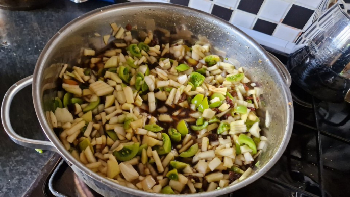 How to make green tomato chutney and chamomile mint tea - Gardening with Brendan