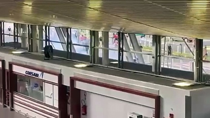 Des casseurs font irruptions dans le hall de l'aéroport de Fort-de-France, en Martinique