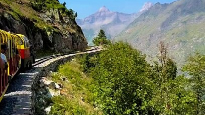 ✨ Embarquez avec nous à bord du célèbre Train d'Artouste, le plus haut train touristique d'Europe, situé en plein cœur des Pyrénées !   Entre paysages à couper le souffle et montagnes majestueuses, laissez-vous transporter pour une expérience unique en