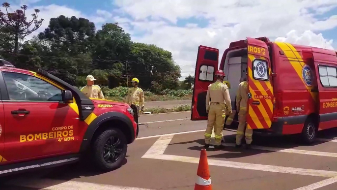 Forte colisão entre veículos mobiliza socorristas na BR-467, em Cascavel