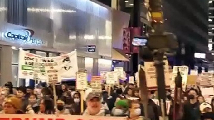 Manifestation anti-Trump, cette nuit dans les rues de Chicago, avec des affiches comparant Donald Trump à Hitler, au milieu de drapeaux palestiniens et LGBT