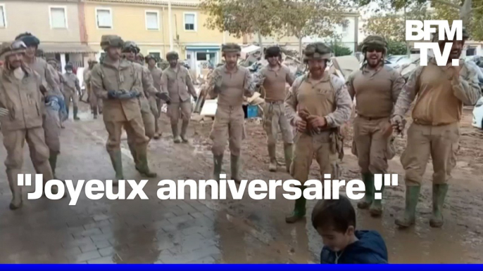 Des militaires espagnols déployés dans la région de Valence, touchée par des inondations, célèbrent l'anniversaire d'un petit garçon