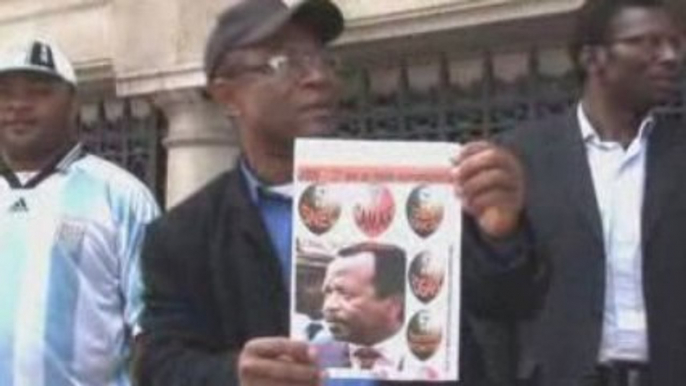 "Le Peuple Camerounais souffre Paul Biya mange l'argent"