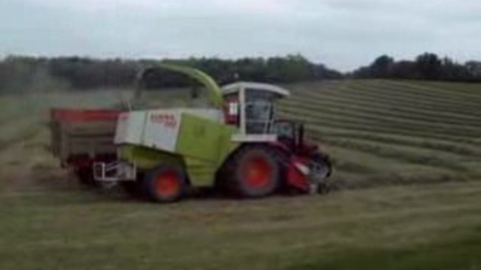 Ensilage d'herbe avec une claas